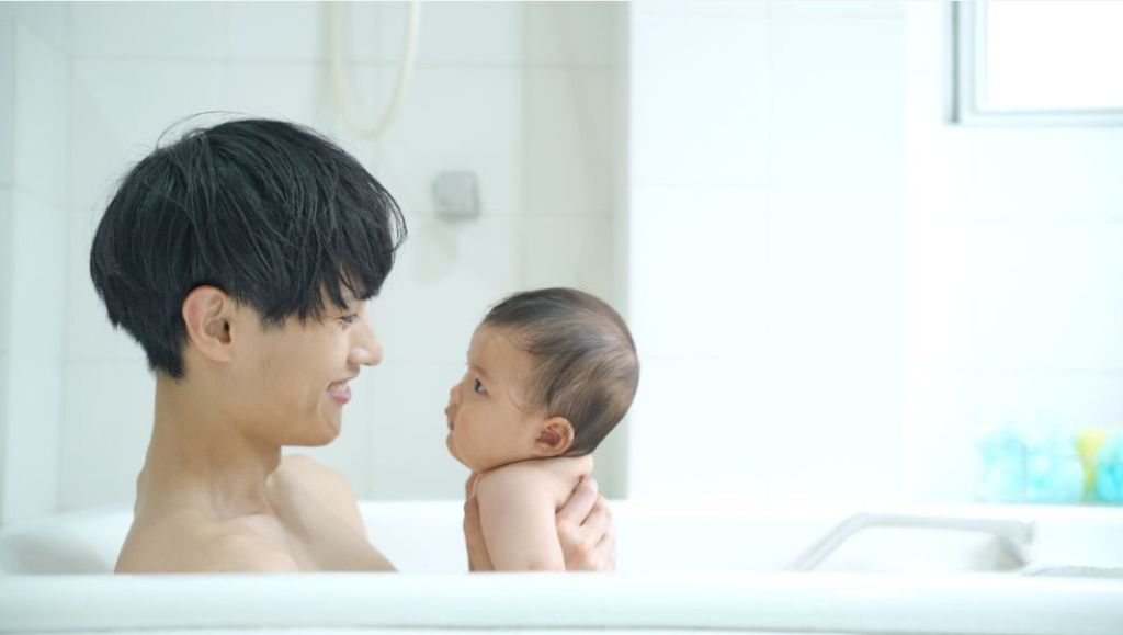 パパと子供が自宅のお風呂でリラックスしているイメージ
